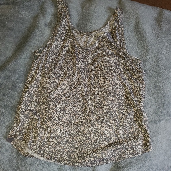 Kendall & Kylie Tops - 🍓 Kendall kylie floral top